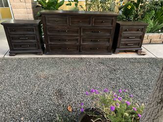 Dresser set in good condition