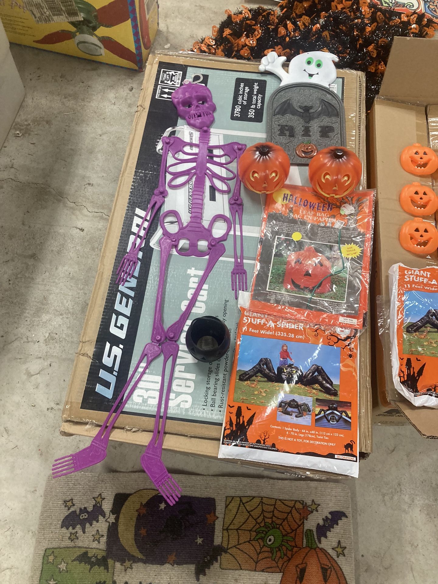 🕷️Mix Lot Halloween Decorations🕷️ect .. 18 Items In All .