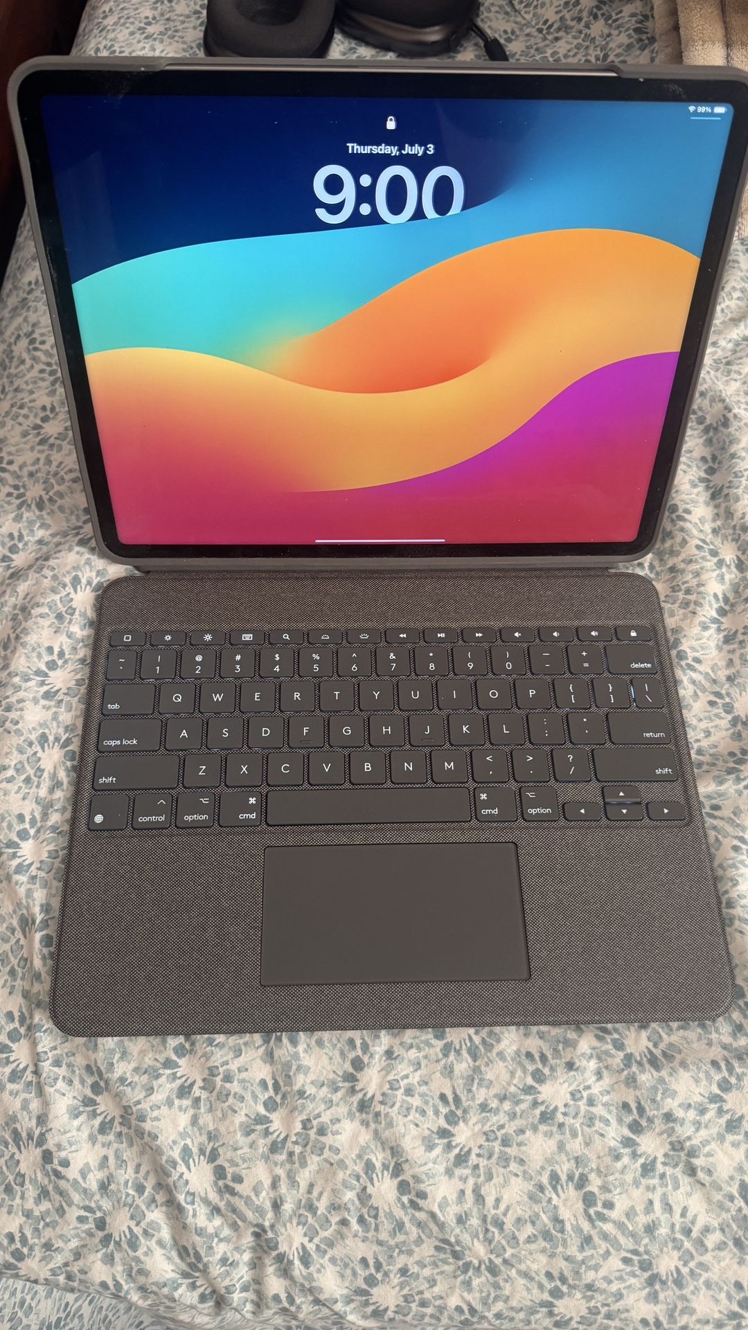 iPad Pro 6th gen 12.9 Inch With Logitech Combo Keyboard + Apple Pencil