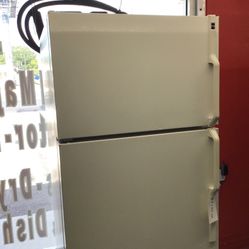 Hotpoint 16 Cu Ft Top And Bottom Fridge. 1 year Warranty 