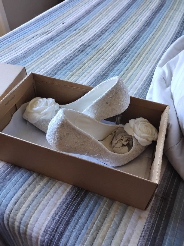 Brand New Never Worn Size 6 Women's 4.2 Inch Heels