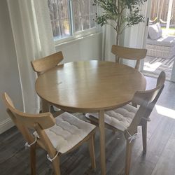 Dining-room Table With Four Chairs And Pillows 