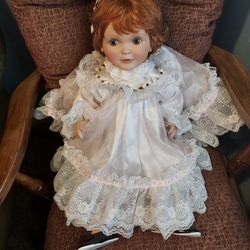 Vintage Beautiful PORCELIN DOLL LIKE NEW MAKE OFFER for Sale in Cleveland OH OfferUp