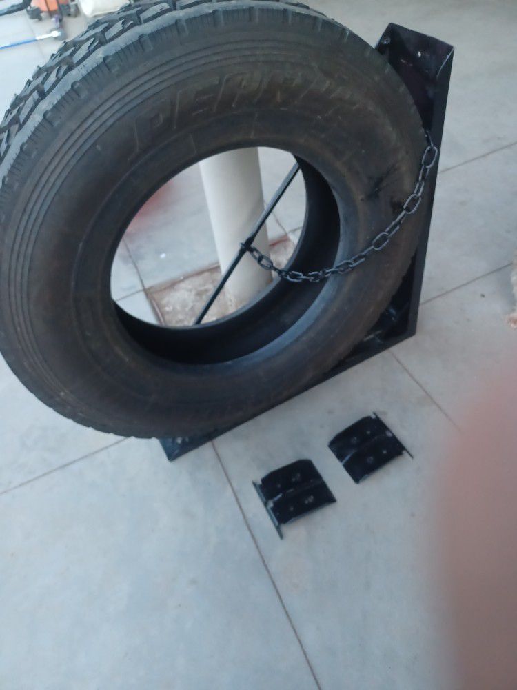 Semi Spare Tire Holder With Locking Chain 