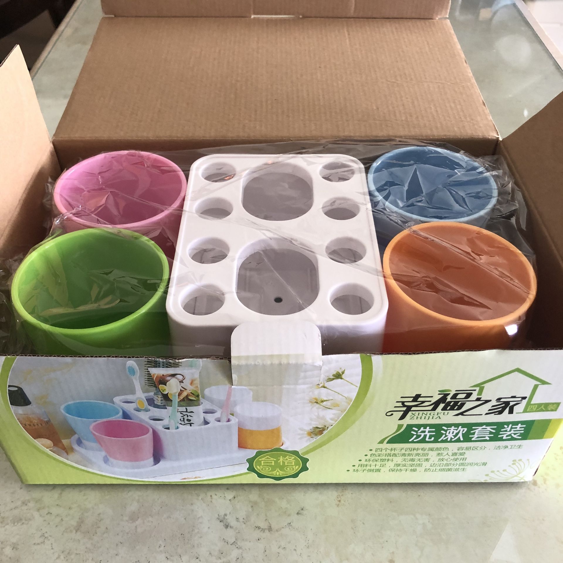 NEW Open Box Family Of 4 Toothbrush Holder And Cups