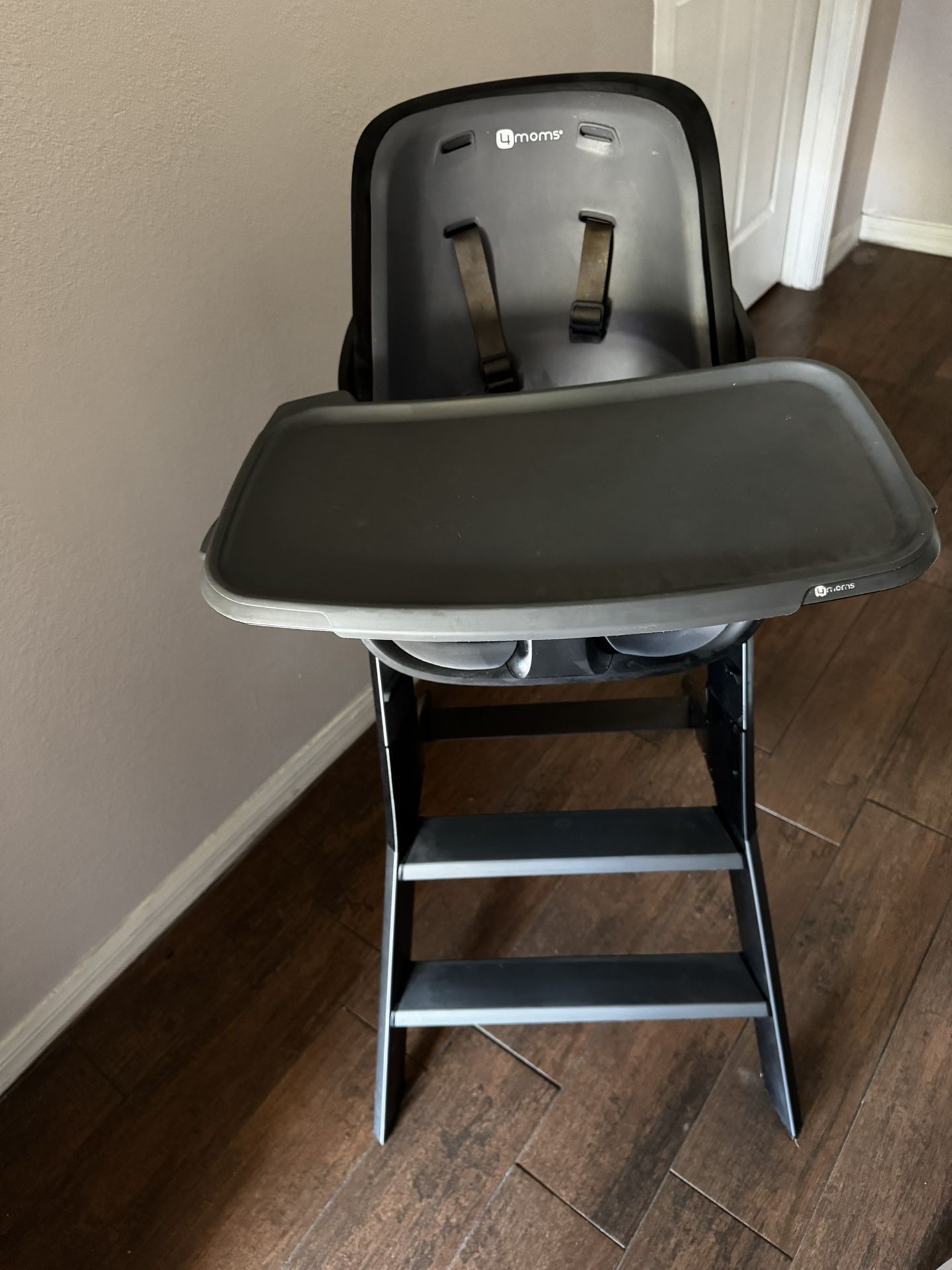 4moms Used High Chair great condition . Make Offer