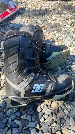 Snowboarding boots
