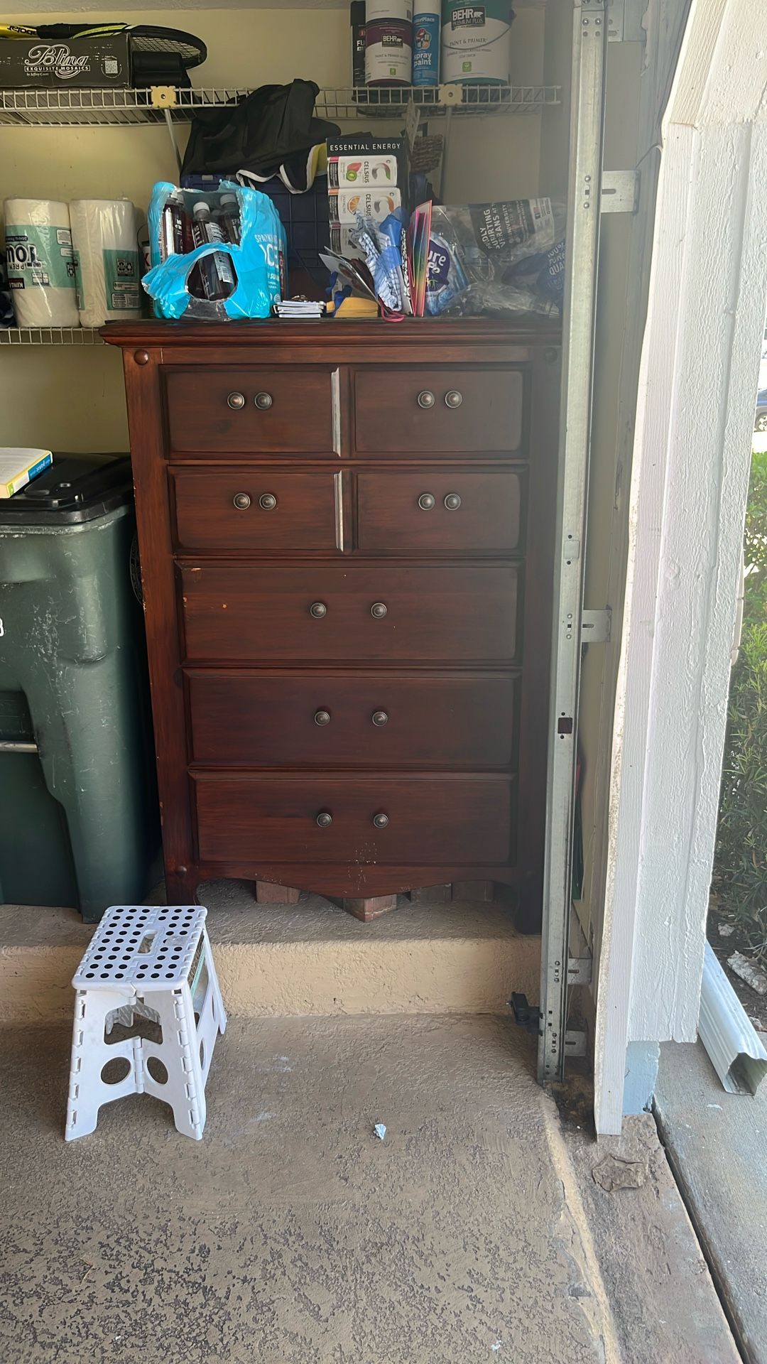 Dresser. Free