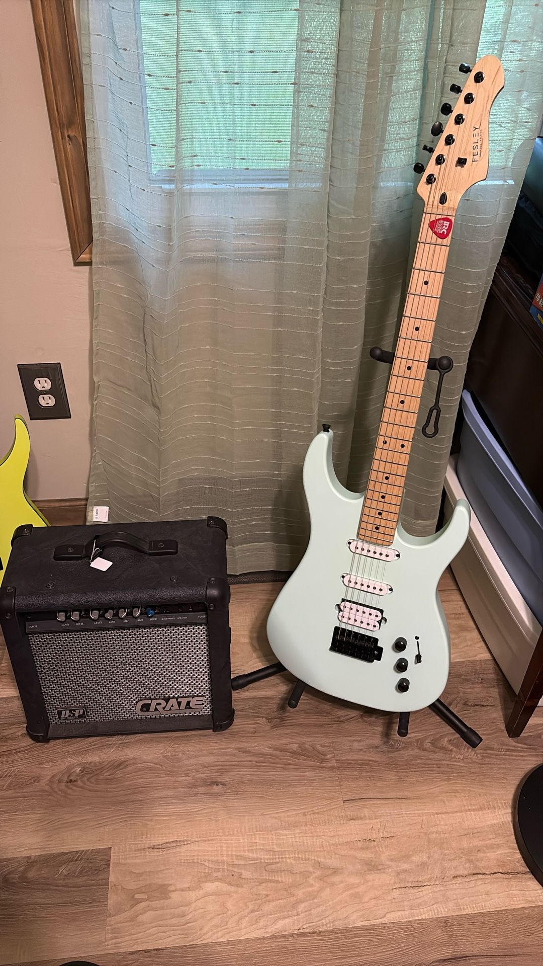Fesley Deluxe Edition Guitar With Crate GFX-15 Amp