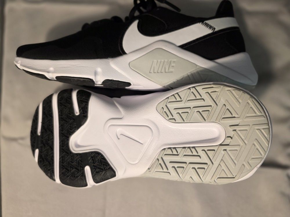 Nike Essential Legent 2 Shoes 6.5 Womens