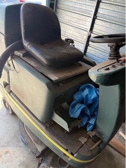 Ride on floor scrubber