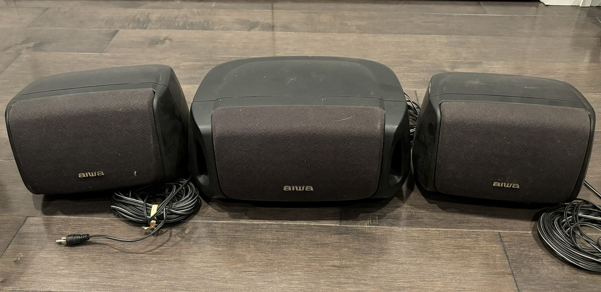 AIWA STEREO 3 SPEAKER SYSTEM WALL MOUNTABLE SX-C406 AND SX-R230