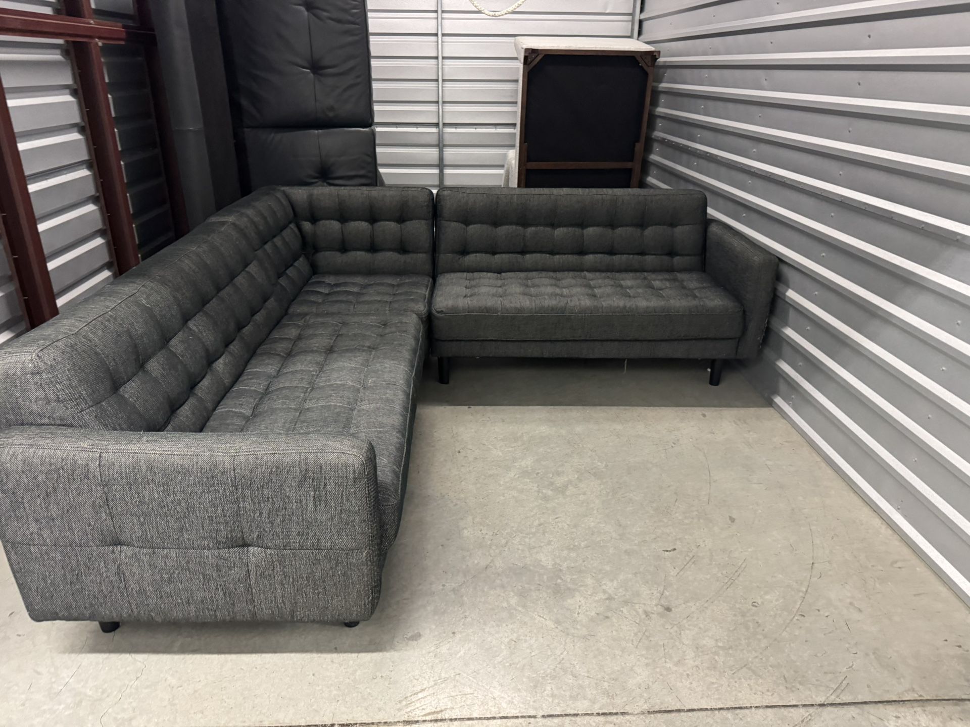 Stylish Gray Sectional Sofa – Tufted & Modern – Delivery Available! (includes delivery)🚚