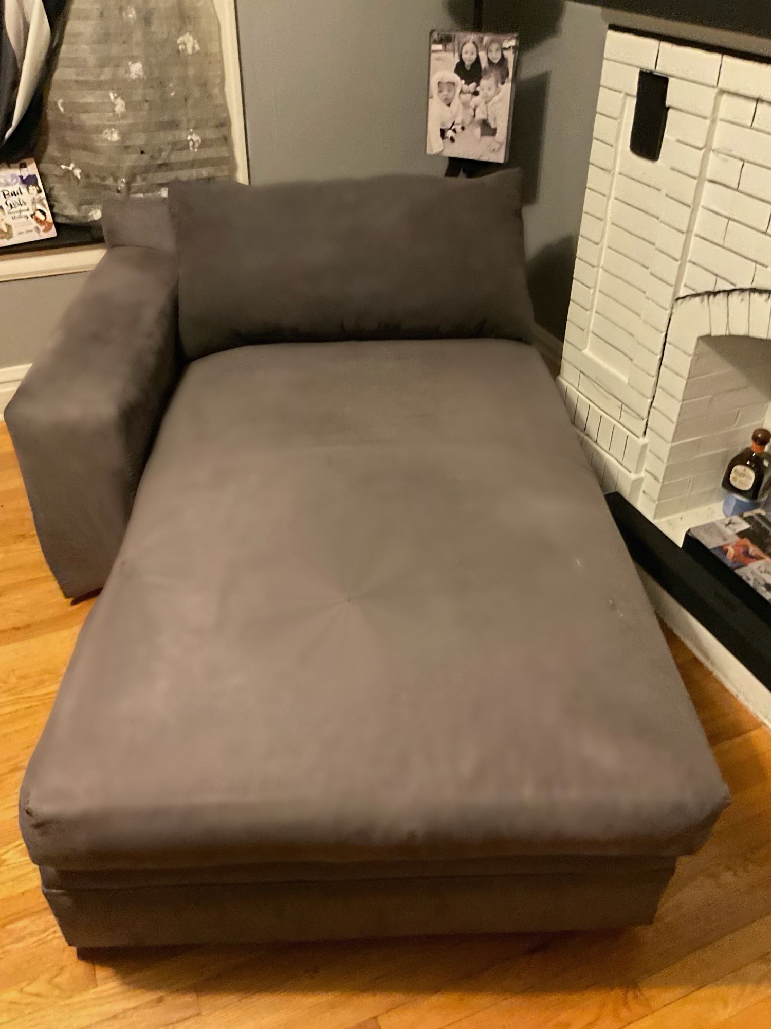 DISTINCTIVE BRAND CHASE LOUNGE