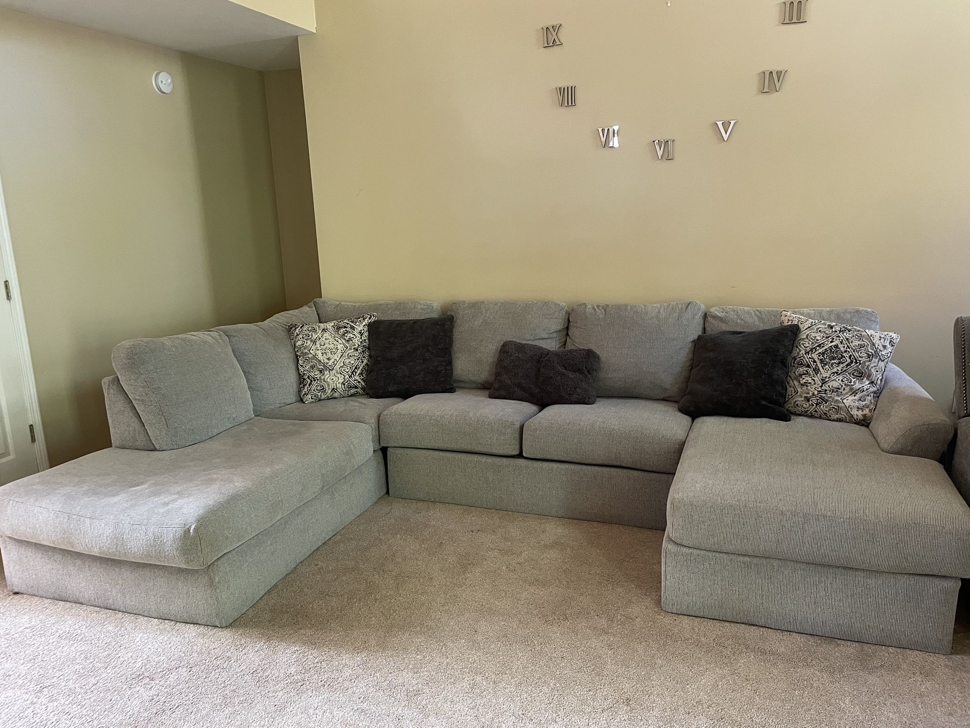 Broyhill Parkdale Dove Sectional