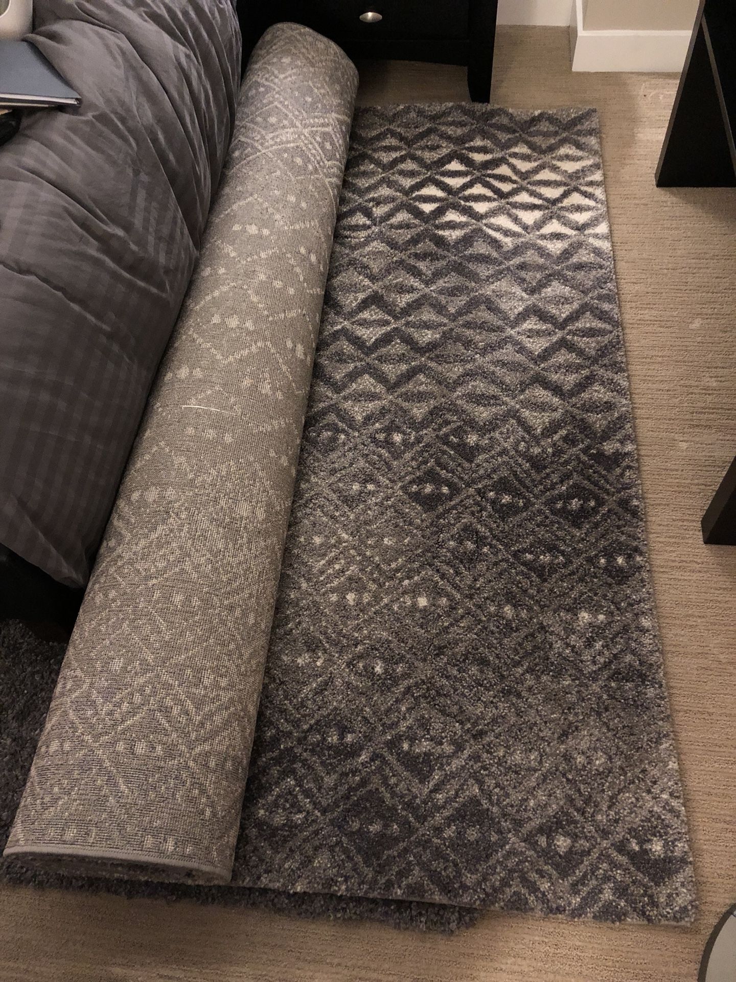 Gray patterned area rug, 6’7 x 9’6