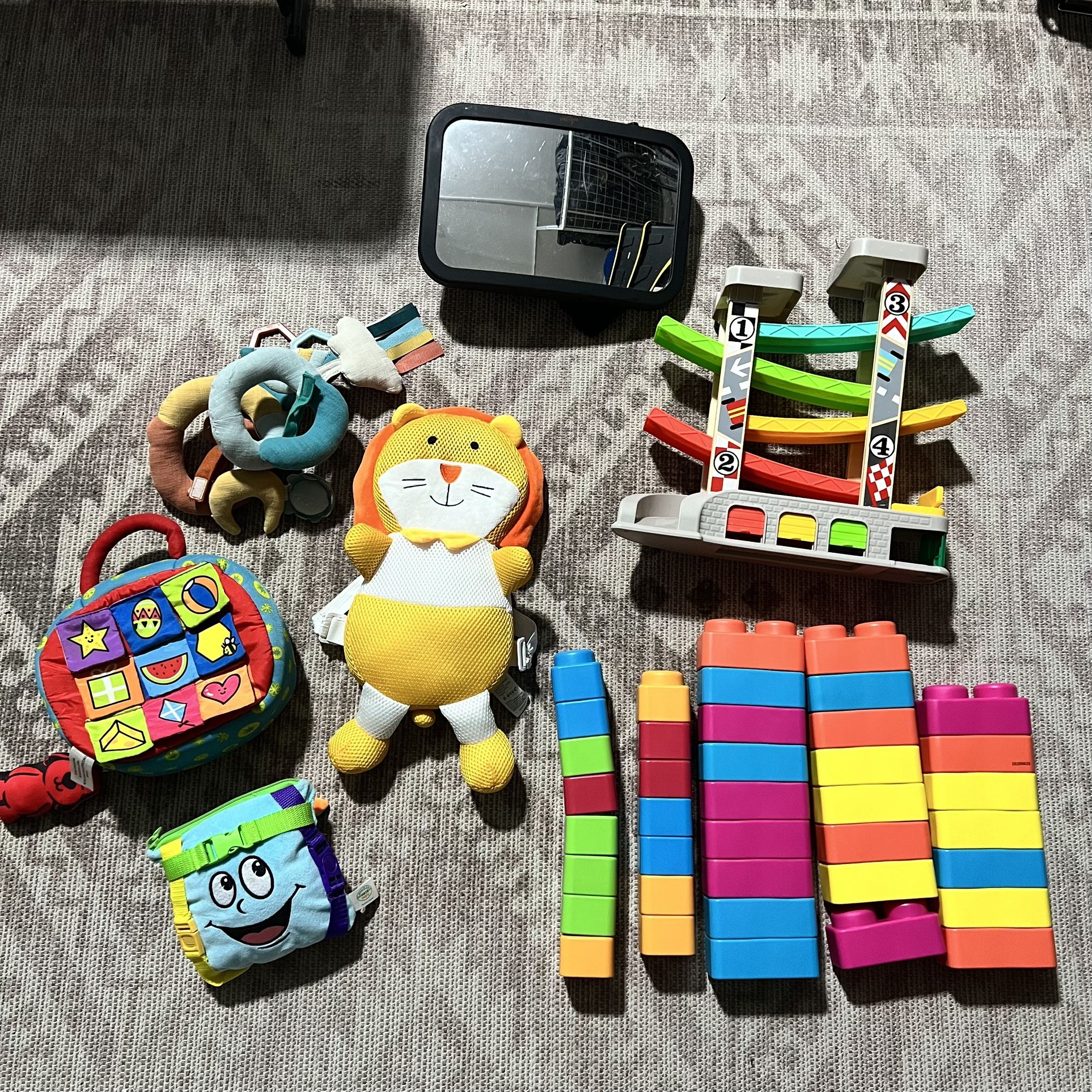 (MAKE OFFER) - Lots of Toddler Learning Toys, Items, and Blocks