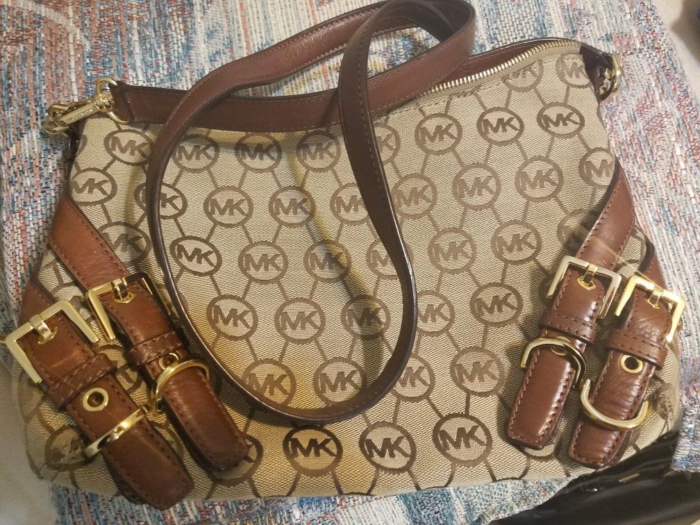 Michael Kors purse hardly used still like new!