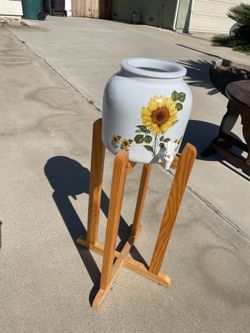 Water dispenser and dispenser holder