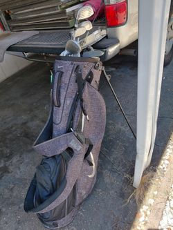 8 golf club set with Nike carrying case