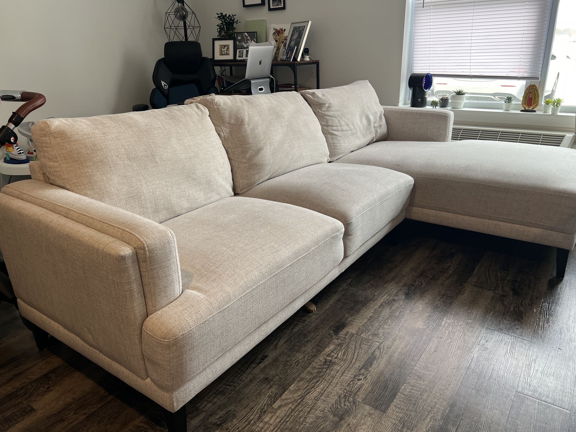 Nice and confortable couch with chaise