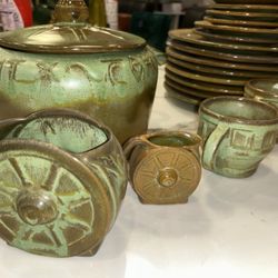 Very Rare! Frankoma Pot Grn Wagon Wheel Cups Plates Horseshoe Handles Set of 23