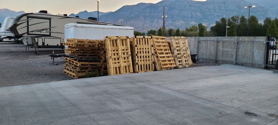 Super sturdy wooden pallets