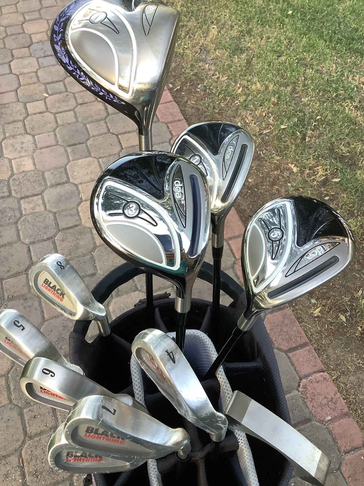 BEAUTIFUL LADIES RIGHTHAND. NEW GOLF SET. COMPLETE WITH GRET GOLF BAG AND NEW GOLF BALLS