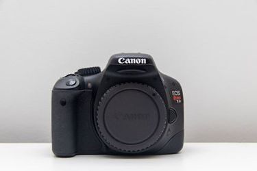 Canon T2i Body only