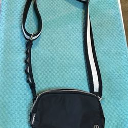 Lululemon Everywhere Belt Bag, specifically the 2L version in black
