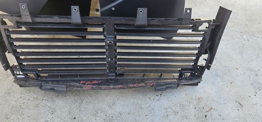 2019 2020 GMC Sierra 1500 Front Upper Grille Radiator Air Shutter 84641101 OEM