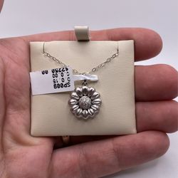 Stunning Diamond & Gold Flower (0.15 C.t) Cert!