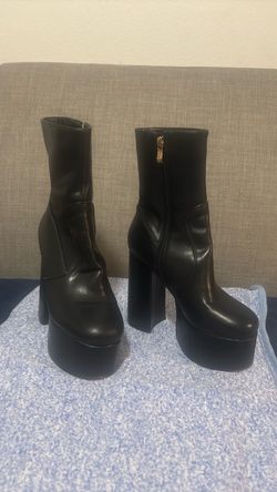 👢Black Platform Heel Ankle Boots$20
