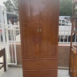 Wooden Cabinet / Mueble Dé Madera