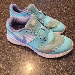 Womens size 5 Nike Light teal tennis shoes