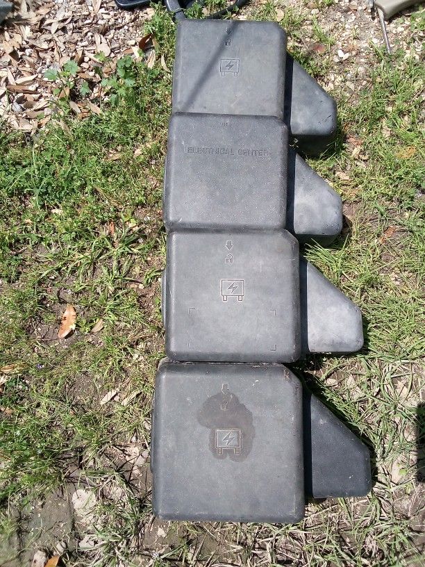 99-06 chevy or gmc fuse box cover and plastic