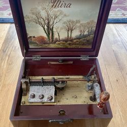 1900 Mira Music Box