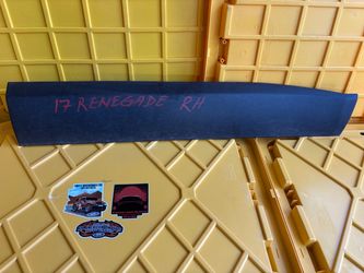 2015 / 2023 JEEP RENEGADE FRONT RIGHT PASSENGER SIDE DOOR LOWER MOLDING COVER OEM