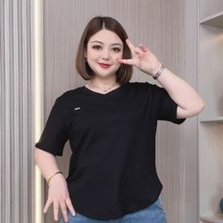 Flared hemtee for women in large size with V-neck and short sleeves. Lightweight summer 2024 style. Slim fit. Loose-fitting. Suitable for curvy women.