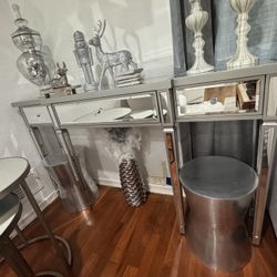 Mirrored 3-Drawer Vanity 