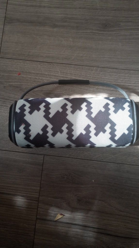 Reverb Wireless Speaker Bass No Charger