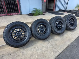 18" KMC w- 33x12.50R18 BfGoodrich KO2 tires