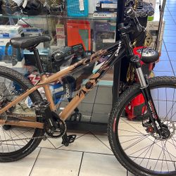 Giant high end competition mountain bike Blow out price this week