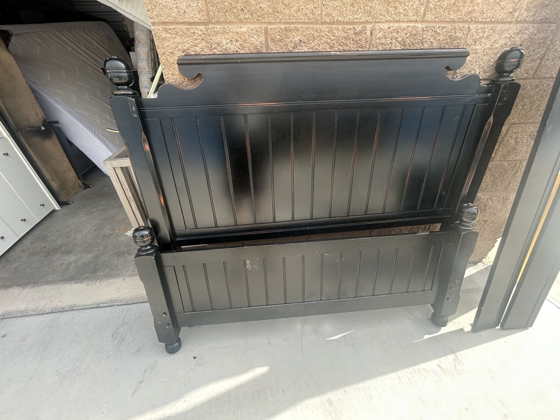 QUEEN SIZE BED FRAME 