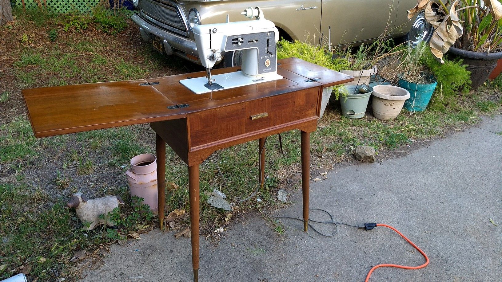 Vintage 1964 singer 600e sewing machine in knee lever cabinet. Serviced. Works great!