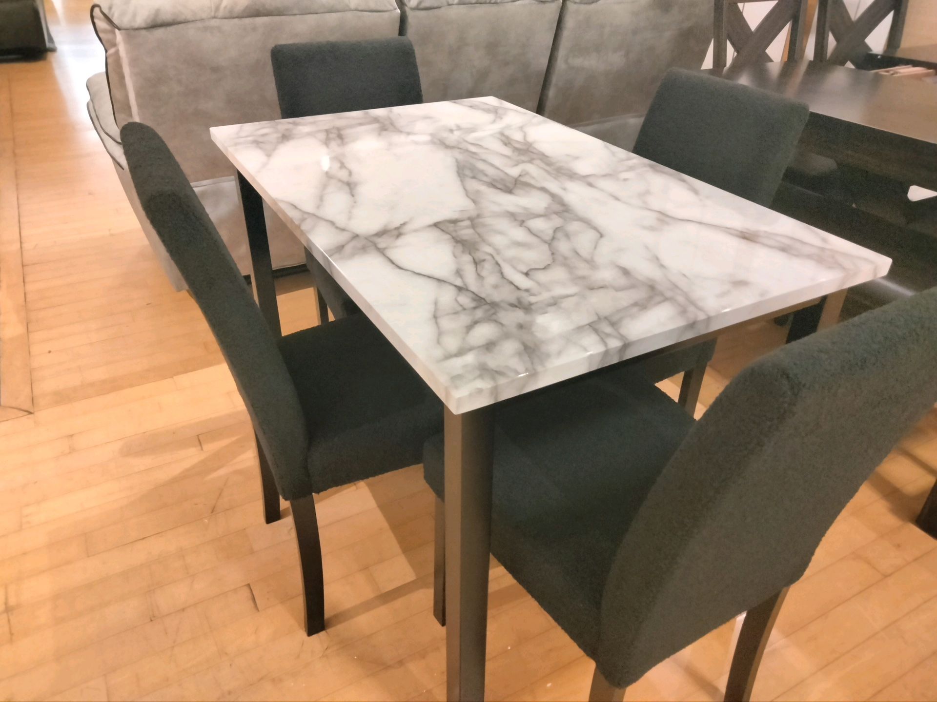 TABLE AND CHAIRS! $299! sell For Less!