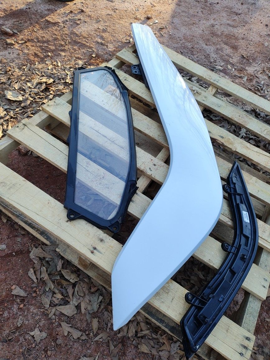 BMW I8 Right Hand Upper Quarter Piece And Signal Light With Back Glass To The Engine From The Inside