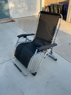 Black zero gravity lounge chair