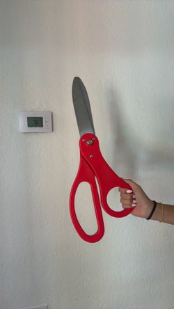 Ribbon cutting scissors