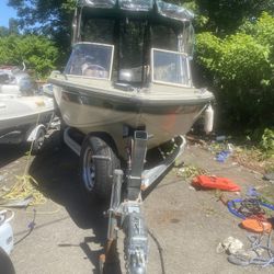 18 Feet Crestliner Aluminum Boat Motor and Trailer 